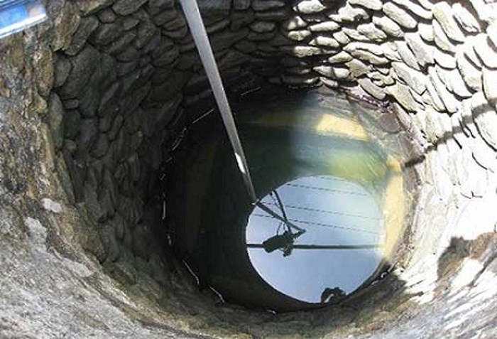 Nghi an chau be 1 tuoi bi bo nem xuong gieng