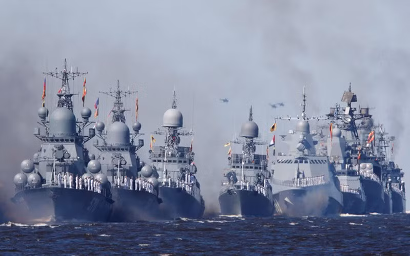 Cụ thể đó là thay vì xây dựng lực lượng tác chiến ven bờ thì Nga nên chú trọng hướng ra biển lớn, cần giảm bớt đóng những con tàu nhỏ có lượng giãn nước chỉ vài trăm hoặc 1.000 tấn để hướng tới các khu trục hạm lớn hơn.