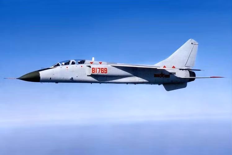 Máy bay được trang bị 02 động cơ Xian WS9, lực đẩy 54 kN, đốt nhiên liệu lần hai là 91,2 kN mỗi chiếc; vận tốc cực đại 1.808 km/h trên độ cao 11.000 m; tốc độ tuần tra 903 km/h; tầm bay 3.650 km; bán kính chiến đấu 1.650 km); trần bay 15 km.