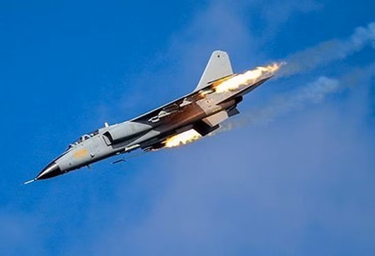 JH-7 chính là đại diện tiêu biểu cho xu hướng vũ khí của Trung Quốc “hàng rẻ, số lượng nhiều để bù chất lượng”.