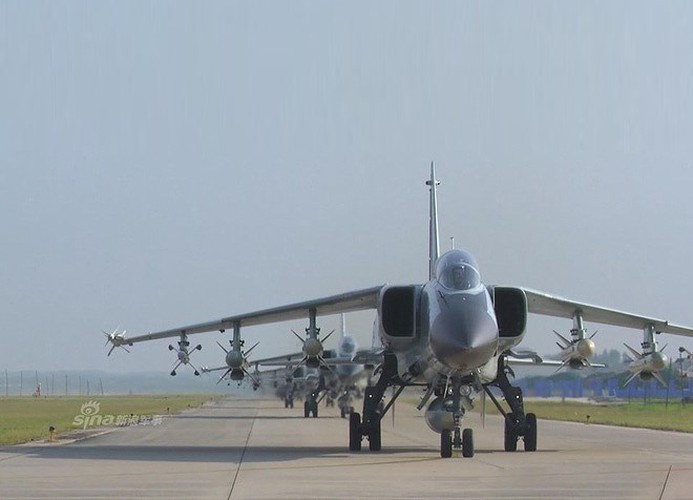 JH-7 là viết tắt của từ Jian Hong-7, trong đó “Jian” là chỉ máy bay tiêm kích, “Hong” là tên hiệu của máy bay ném bom.