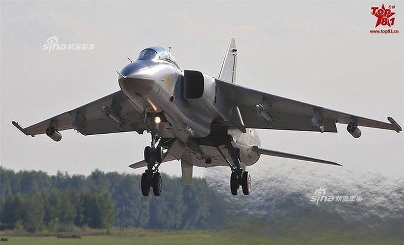 cTuy chất lượng thấp hơn nhiều so với đối thủ cùng loại của Nga và Mỹ nhưng JH-7 là máy bay đơn giản và nhẹ hơn so với máy bay cường kích Su-24 hay F-111, đồng thời rẻ hơn rất nhiều so với máy bay tiêm kích đa chức năng Su-30.