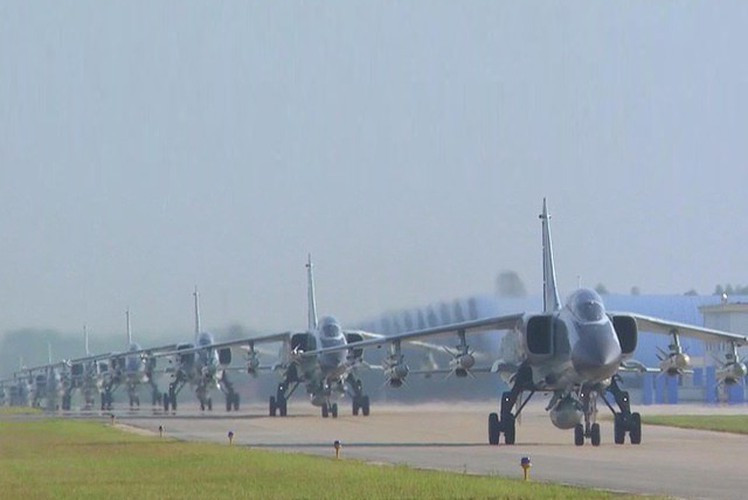 Xian JH-7 là loại cường kích bom xương sống của Không quân và Hải quân Trung Quốc, tuy vậy loại chiến đấu cơ này đang có tỷ lệ tai nạn khá cao, thậm chí chúng còn bị đặt cho biệt danh là "quan tài bay" hay "cỗ máy tạo ra các góa phụ".