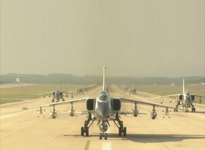 Xian JH-7 (tên ký hiệu của NATO: “Flounder”) là máy bay tiêm kích bom “nội địa hóa” do Tập đoàn công nghiệp hàng không Tây An nghiên cứu phát triển.