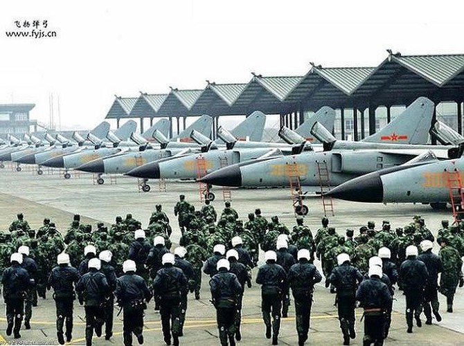 JH-7 có chiều dài 22,32m; sải cánh 12,7 m; chiều cao 6,57m; trọng lượng không tải 14.500 kg; trọng lượng cất cánh tối đa 28.475 kg.