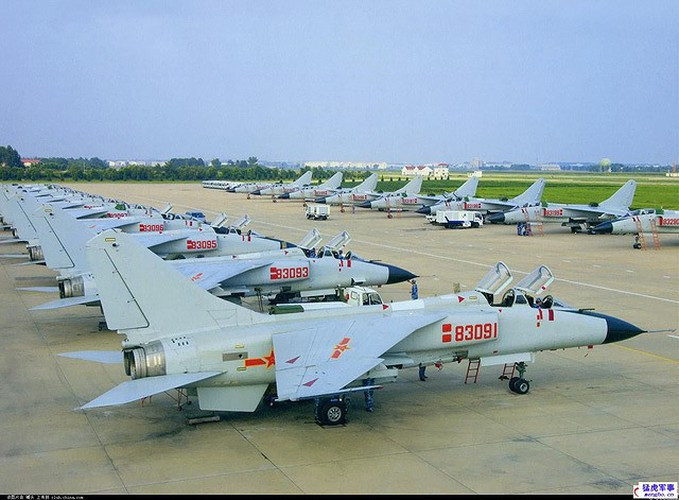 JH-7 có thể mang được 6.500 kg vũ khí; được trang bị 01 pháo tự động hai nòng 23 mm GSh-23L, 300 viên đạn.