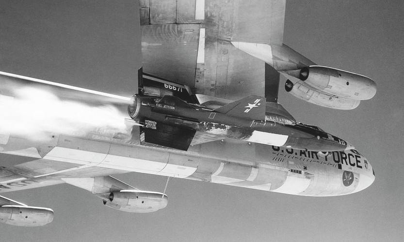 Máy bay mẹ của X-15 là một máy bay ném bom B-52 được điều chỉnh đặc biệt phù hợp để thực hiện nhiệm vụ đưa phi cơ huyền thoại này vào không trung.