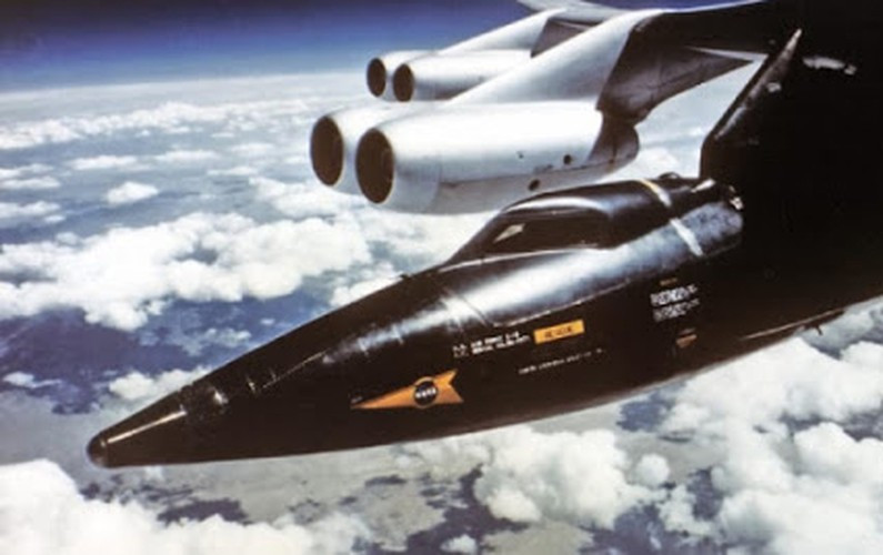 Không giống những loại máy bay khác, X-15 thực chất là một tên lửa có trang bị buồng lái, do đó không được thiết kế để cất cánh từ đường băng.