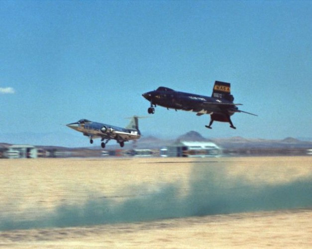 Do được thiết kế đặc biệt nên chiếc X-15 thậm chí không thể hạ cánh bằng đường băng vì thiết bị hạ cánh chỉ có hai dầm thép có thể thu vào trượt qua bề mặt hạ cánh nên sau cùng phi cơ phải hạ cánh trên một mặt hồ cạn.