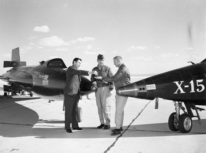 Năm 1962, khi cầm lái một trong bảy chuyến bay mà ông từng thực hiện với X-15, Amstrong đã đạt độ cao hơn 62 m và vận tốc lên đến 4692 km/h, sau đó ông đã thể hiện khả năng giải quyết vấn đề lên đến tầm đỉnh cao, góp phần giúp Amstrong được chọn làm chỉ huy tàu Apollo 11.