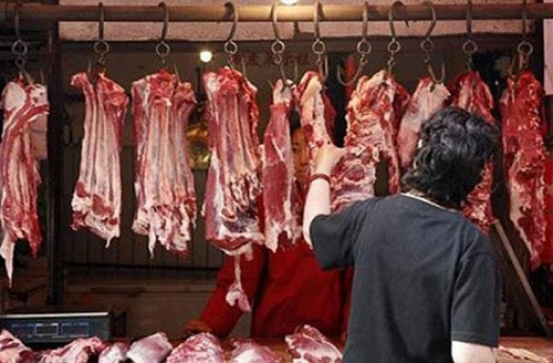 Không chỉ mua lợn còn sống ở các trang trại, hộ nuôi, thương nhân Trung Quốc còn đặt hàng mua lợn đã qua sơ chế và pha lóc các loại với giá cao hơn hẳn giá các cơ sở chế biến đang bán lẻ trên thị trường. Thịt sườn cốt lết, ba rọi, nạc dăm, chân giò đến da heo, lòng heo, lưỡi heo, bao tử… đều được mua với giá cao hơn. Ảnh minh họa.