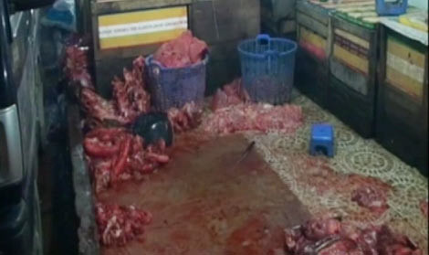 Để nội tạng trâu bò không bị hỏng, các tiểu thương ngâm chúng với hóa chất, thậm chí, một số được tẩy trắng trước khi lên mâm cho khách. Hình ảnh rất nhiều nội tạng đang được sơ chế nằm rải rác dưới nền xi măng cáu bẩn, hơn 300 kg nội tạng trâu, bò được ngâm trong hóa chất không rõ nguồn gốc, 500 kg thực phẩm đã qua xử lý hoá chất đựng trong 4 tủ đông lạnh tại một cơ sở ở Biên Hòa. Ảnh: CAND.