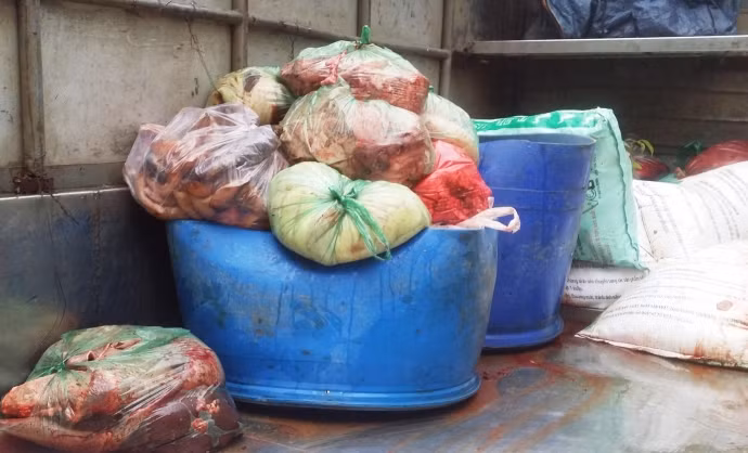 Bất chấp sức khỏe khách hàng, chỉ cần có lợi nhuận, không ít tiểu thương vận chuyển, buôn bán những loại thực phẩm giết người âm thầm. Tháng 12/2015, 8 tạ nội tạng động vật thối gồm lòng bò, tiết và một lượng lớn da và thịt vụn động vật bốc mùi khó chịu được thu gom từ Thường Tín (Hà Nội) mang đi tiêu thụ ở các hàng quán vùng lân cận đã bị bắt. Ảnh: Báo Giao thông.