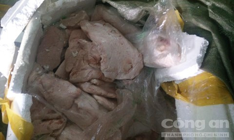 Hơn 2 tấn nầm lợn đựng trong thùng xốp, bịch nilon chi chít chữ Trung Quốc, không rõ nguồn gốc, đổi màu và bốc mùi hôi thối đã bị phát hiện tại một cơ sở ở phường Đông Hưng Thuận, Q.12 (TP HCM). Tất cả số nầm lợn bẩn này đang chuẩn bị được đưa lên bàn nhậu, "hô biến" thành nầm dê Sau khi công nhân phân loại và sơ chế, cơ sở sẽ giao món nầm lợn thối cho các nhà hàng trên địa bàn TP HCM "hô biến" thành món vú dê nướng thơm lừng phục vụ dân nhậu. Ảnh: CA TP HCM.