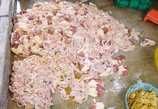 800 bộ lòng gà thối đổ ngập trên sàn nhà bẩn thỉu bị phát hiện tại một cơ sở ở khu phố 1, phường Tân Hiệp, Đồng Nai. Chúng được thu mua với giá rẻ như mề 42.000 đồng/kg, cút 45.000 đồng/kg, phao câu 30.000 đồng/kg, gan 20.000-25.000 đồng/kg... Ảnh: PLTP.