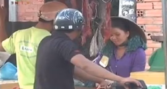 Thậm chí, thịt bò ôi thiu, để lâu ngày vẫn có thể bán được nếu hạ giá và "tân trang" bằng cách bôi tiết lên cho miếng thịt đỏ au. Ảnh: VTC 16.