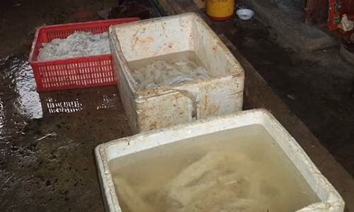 Khiếp sợ hơn, tháng 3/2016, Chi cục QLTT TP HCM đã phát hiện một vụ thịt trâu bò đông lạnh ngâm hóa chất tại ấp 1, xã Đông Thạnh, huyện Hóc Môn. Toàn bộ số thịt bò và thịt trâu đều đã bốc mùi hôi thối, mốc và được chủ cơ sở này ngâm ướp hóa chất. Ảnh minh họa.