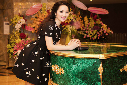 Nổi tiếng, giàu có và xinh đẹp, mỗi lần xuất hiện trước công chúng, hoa hậu Giáng My luôn biết cách thu hút sự chú ý nhờ gu ăn mặc tinh tế, các món đồ cô sở hữu đều là hàng hiệu. Hình ảnh Giáng My trong mẫu váy đen thêu họa tiết hoa cúc nằm trong bộ sưu tập Thu 2015 của Valentino. Ước tính giá trị chiếc váy là hơn 150 triệu đồng. Ảnh: Dân Việt.