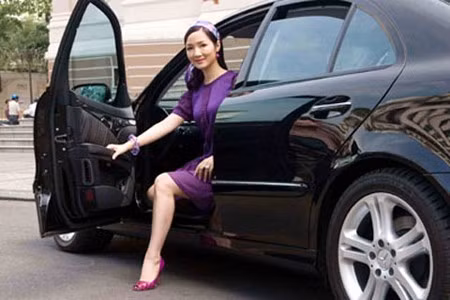 Hoa hậu chọn chiếc Mercedes S-Class 2010 sang trọng làm phương tiện di chuyển. Ước tính chiếc xe có giá trị khoảng 4 tỷ đồng. Ảnh minh họa.