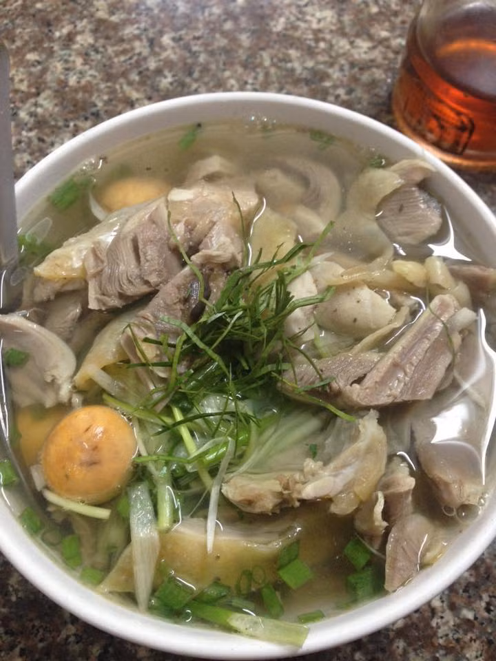 Khach Viet phat hoang vi mon binh dan “chem khong thuong tiec“