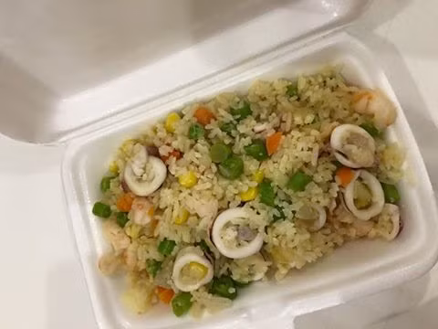 Chi phí cho xuất cơm rang hải sản không quá đắt đỏ, song một thực khách đã phải cắn răng bỏ ra 200.000 đồng để mua xuất cơm này. Đây là câu chuyện bị chặt chém của khách hàng N.T (trú TP HCM) khi du lịch Đà Nẵng. Thông tin trên báo Người đưa tin cho hay, chị N.T rất bất ngờ khi nhân viên quán ăn bình dân có tên Đ.K (vòng xoay đường Võ Văn Kiệt - Võ Nguyên Giáp, quận Sơn Trà, TP Đà Nẵng) đòi 400.000 đồng cho 2 hộp cơm hải sản. Ảnh: NĐT.