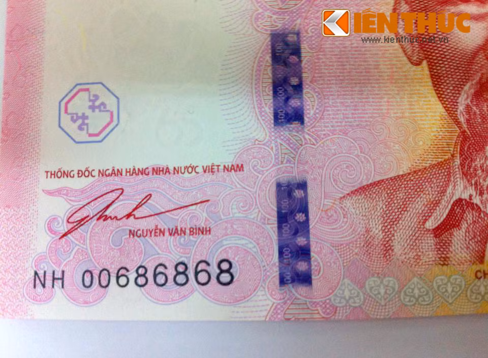 Đồng thời, ở góc phải đồng tiền 100 đồng là chữ ký của Thống đốc Ngân hàng nhà nước. Theo thông tin trên báo Lao Động, đại diện của NHNN cho biết đồng tiền lưu niệm mới phát hành mệnh giá 100 đồng có chữ kí của Thống đốc Nguyễn Văn Bình chỉ được tặng cho khách mời tại lễ kỷ niệm 65 năm của ngành ngân hàng và người dân bình thường sẽ không có cơ hội sở hữu đồng tiền có chữ ký này.