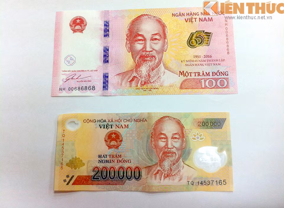 Tờ tiền này xuất hiện đúng dịp kỷ niệm 65 năm ngày thành lập Ngân hàng Nhà nước Việt Nam (6/5/1951 - 6/5/2016). Hình ảnh tờ tiền 100 đồng có kích thước lớn hơn so với nhiều tờ tiền polymer thông thường.