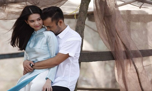 Vừa ra mắt, bộ phim Vòng eo 56 của đạo diễn Vũ Ngọc Đãng đã gây nhiều phản ứng bình luận trái chiều. Bộ phim được dựa trên câu chuyện về cuộc đời của người mẫu Ngọc Trinh. Trong đó, theo đạo diễn, diễn biến phim có 70% hoàn toàn đúng sự thật và 30% hư cấu để tăng tính hấp dẫn. Trong phim, có nhiều chi tiết khiến người xem xôn xao như việc Ngọc Trinh từng được đại gia trả giá 30.000 USD cho một đêm duy nhất. Một cảnh trong phim Vòng eo 56 của Ngọc Trinh và bạn trai đại gia.