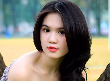 Trong Vòng eo 56, để được gặp Ngọc Trinh nói chuyện tại bàn quán bar, đại gia chi 5 triệu đồng nhưng cô từ chối. Ảnh minh họa.