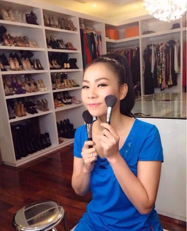 Cô cùng dành không ít thời gian, tiền bạc để mua những đôi giầy hàng hiệu đắt tiền.