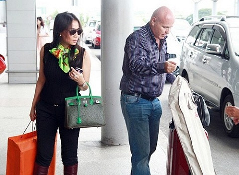 700 triệu đồng là số tiền Thu Minh bỏ ra để sở hữu chiếc túi Hermes da đà điểu.