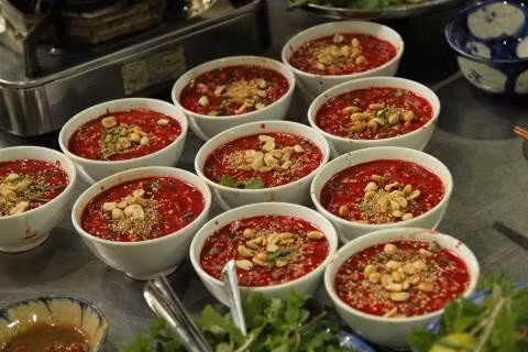 Tiết canh vịt có giá bán cao hơn, và không có nhiều nên nhiều cửa hàng đã dùng tiết canh lợn, phù phép thành tiết canh vịt để bán. Báo chí từng đưa tin về các quán tiết canh trên đường Phạm Văn Đồng (TP HCM) đã dùng thêm phẩm màu thực phẩm pha với nước khoáng, sau đó chế thêm tiết canh vào rồi bỏ trong tủ lạnh để nhanh đông cứng rồi bán cho khách. Ảnh minh họa.