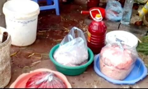 Tiết canh vỉa hè được chế biến trên nền đất bẩn, bên cạnh những túi lòng mề hổ lốn và chất bột lạ màu trắng. Ảnh: PN.