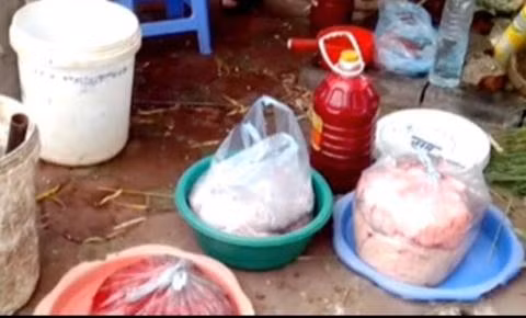 Tiết canh vỉa hè được chế biến trên nền đất bẩn, bên cạnh những túi lòng mề hổ lốn và chất bột lạ màu trắng. Ảnh: PN.