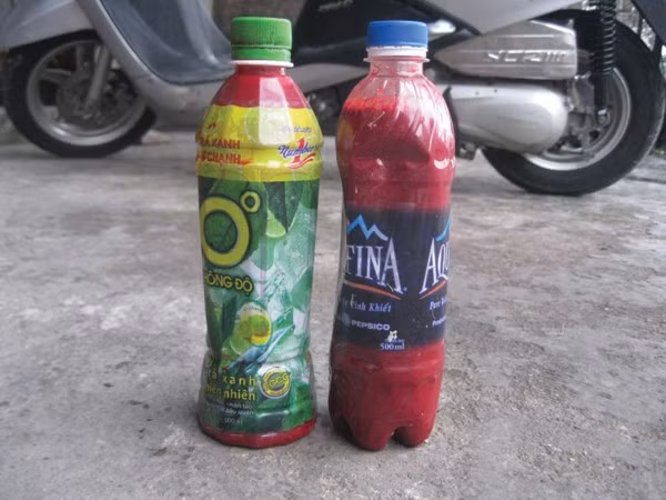 Tiết canh bẩn đóng chai, chờ mang đi bán.