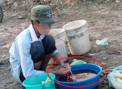 Với số lượng bán ra trung bình khoảng 25 đến 30 con vịt/ ngày. Nhưng hầu hết các điểm giết mổ vịt ở khu vực giáp đường Đại lộ Thăng Long (Hà Nội) chỉ có 2 đến 3 chậu nước để mổ vịt. Tiết canh được làm ngay trên nền đất bẩn, dùng bột lạ hãm nhanh đông, tẩy hết mùi hôi thay vì dùng muối thông thường. Ảnh chụp tháng 7/2014.