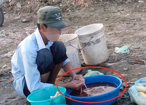 Với số lượng bán ra trung bình khoảng 25 đến 30 con vịt/ ngày. Nhưng hầu hết các điểm giết mổ vịt ở khu vực giáp đường Đại lộ Thăng Long (Hà Nội) chỉ có 2 đến 3 chậu nước để mổ vịt. Tiết canh được làm ngay trên nền đất bẩn, dùng bột lạ hãm nhanh đông, tẩy hết mùi hôi thay vì dùng muối thông thường. Ảnh chụp tháng 7/2014.