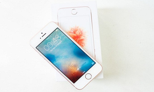 Chiếc iPhone SE có màn hình 4 inch, chip xử lý A9, hỗ trợ quay video 4K và có tính năng Lives Photo. Dù thiết kế giống hệt iPhone 5S nhưng máy được trang bị cấu hình của iPhone 6S và có mức giá bán"mềm" hơn. Hiện tại, giá iPhone SE vàng hồng/xám/bạc (bản 16GB) ở Hà Nội là khoảng 12,7 triệu đồng.