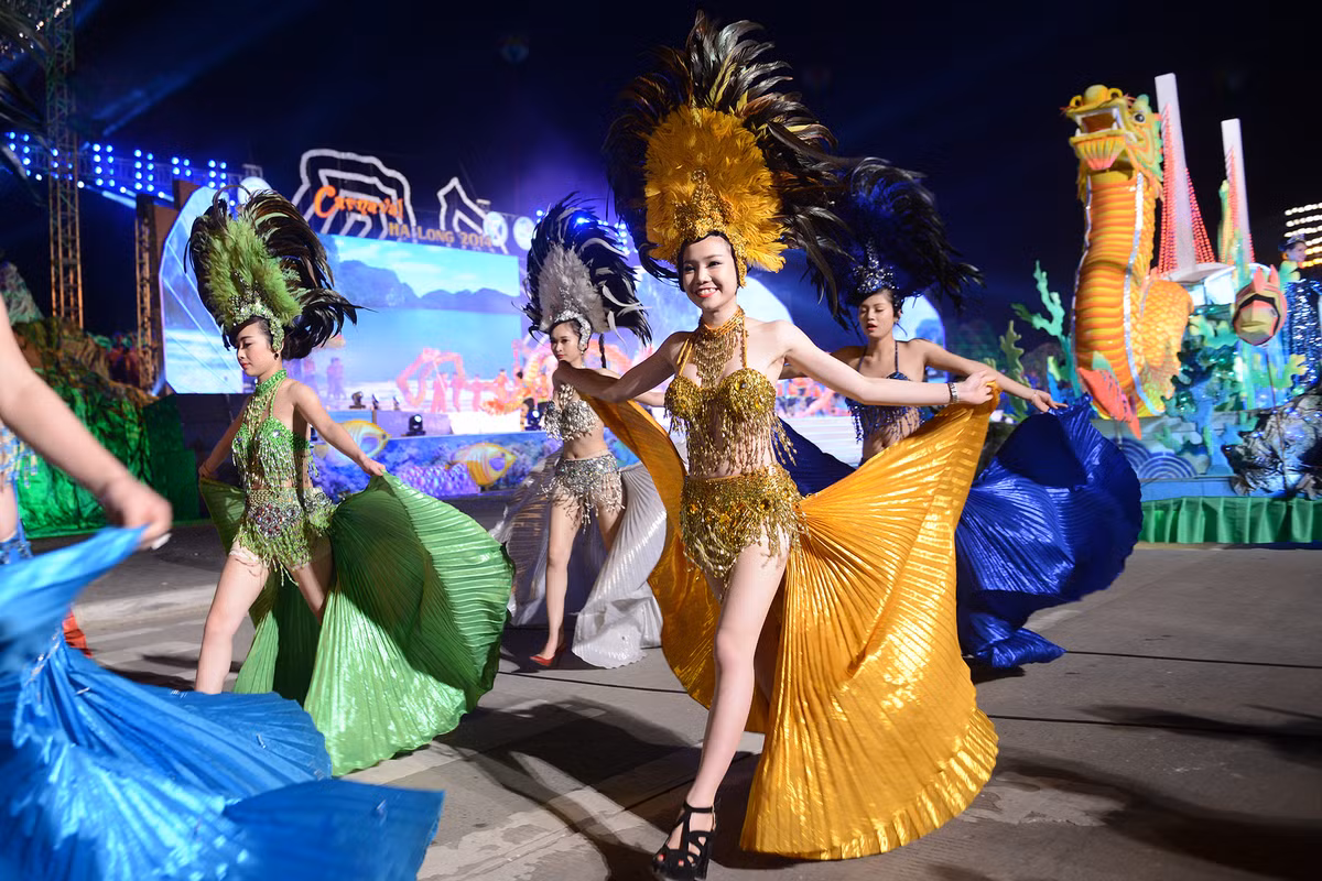 Dịp nghỉ lễ 10/3 cũng sát với thời điểm diễn ra các sự kiện lễ hội lớn tại nhiều vùng như Quảng Ninh, Đà Nẵng, Đà Lạt nên các tour đến địa điểm này rất hút khách. Trong đó, nhiều khách đặt tour đi Hạ Long vì gần sát đến Carnaval 2016 (diễn ra vào ngày 29/4). Giá tour Hà Nội - Hạ Long (2 ngày 1 đêm) dao động ở mức 900.000 đồng - 1 triệu đồng/người. Ảnh minh họa. 