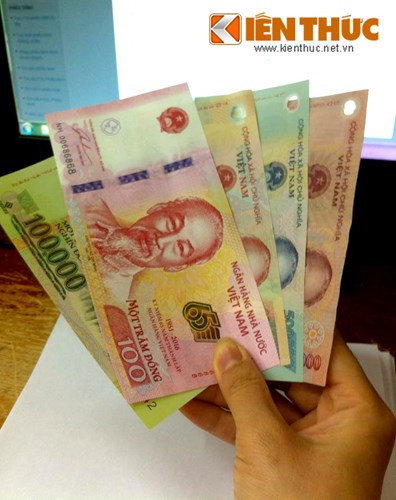 Để tổ chức in tiền lưu niệm, NHNN đã hợp tác với 4 đối tác nước ngoài (Pháp, Thụy Sỹ, Thụy Điển, Đức) về giấy, mực in, thiết bị bảo an…. được các đối tác trên tài trợ miễn phí; tiền lưu niệm được tổ chức in tại Nhà máy In tiền Quốc gia Việt Nam. Ảnh tờ 100 đồng đặt cạnh các tờ tiền khác đang lưu hành.