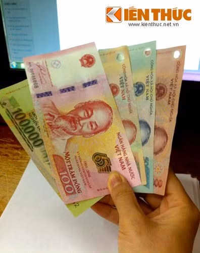 Để tổ chức in tiền lưu niệm, NHNN đã hợp tác với 4 đối tác nước ngoài (Pháp, Thụy Sỹ, Thụy Điển, Đức) về giấy, mực in, thiết bị bảo an…. được các đối tác trên tài trợ miễn phí; tiền lưu niệm được tổ chức in tại Nhà máy In tiền Quốc gia Việt Nam. Ảnh tờ 100 đồng đặt cạnh các tờ tiền khác đang lưu hành.