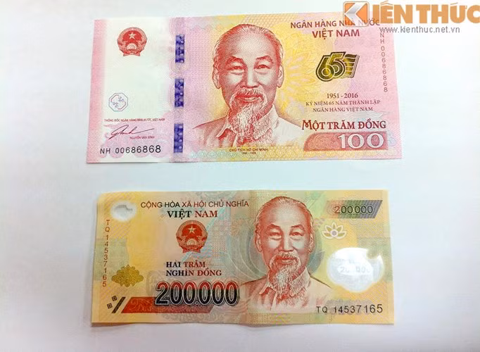 Tờ tiền 100 đồng có kích thước lớn hơn so với nhiều tờ tiền polymer thông thường.