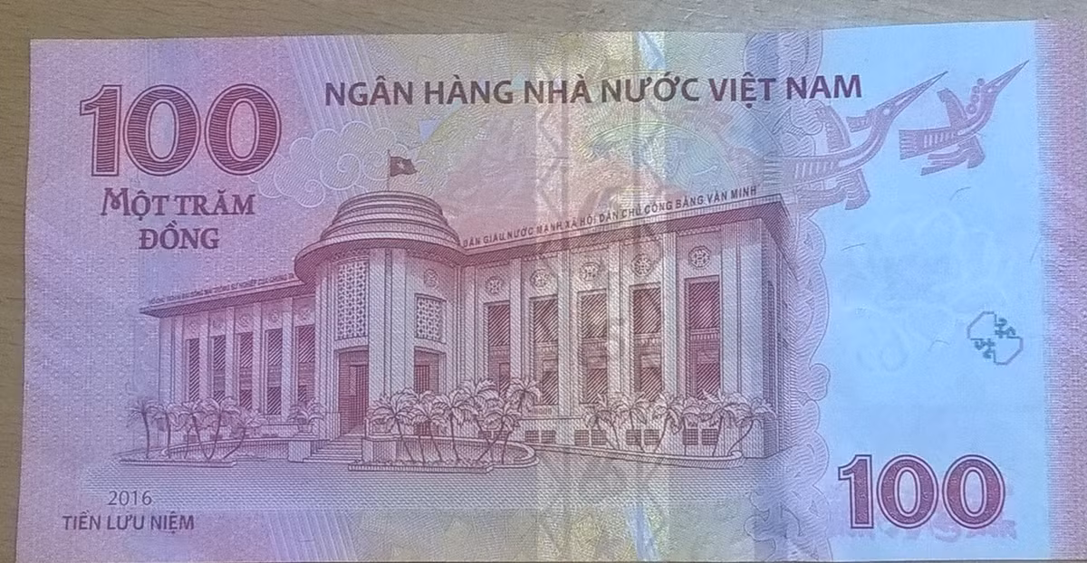 Được xem là đồng tiền kỷ niệm hiện đại nhất thế giới, các dấu hiệu bảo an của trên tờ 100 đồng rất đặc biệt như mực đổi màu chuyển động, dây bảo hiểm có hiệu ứng chuyển động và mực màu vàng lấp lánh phát quang. Mực đổi màu trên dây bảo hiểm tờ 100 đồng sẽ có hiệu ứng chuyển động, vốn là hiệu ứng khá quen thuộc với các tờ tiền nổi tiếng thế giới như USD, EUR.