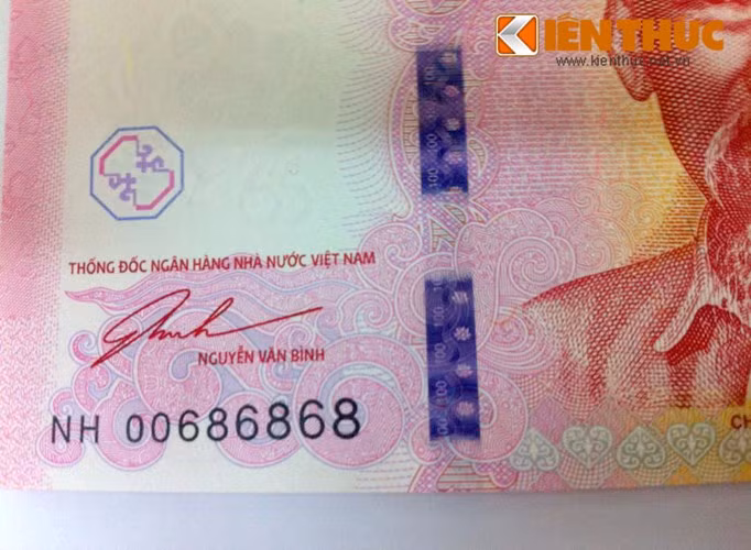 Đại diện của NHNN cho biết đồng tiền lưu niệm mới phát hành mệnh giá 100 đồng có chữ kí của Thống đốc Nguyễn Văn Bình chỉ được tặng cho khách mời tại lễ kỉ niệm 65 năm của ngành ngân hàng.