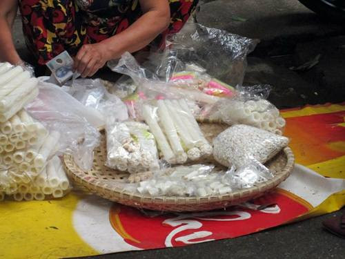 Các loại bỏng, bơ cúng có chi phí từ 20.000 đồng. Ảnh minh họa.