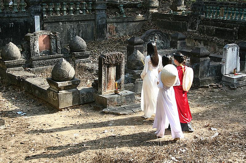 Ngoài những lễ kể trên, cúng thanh minh cần thêm chai nước, gạo muối, chén mật ong là đủ. Khi ra mộ phần tổ tiên, cần dọn dẹp cỏ cây, khu vực mộ sạch sẽ, cầu xin an bình cho gia đình. Ảnh minh họa.