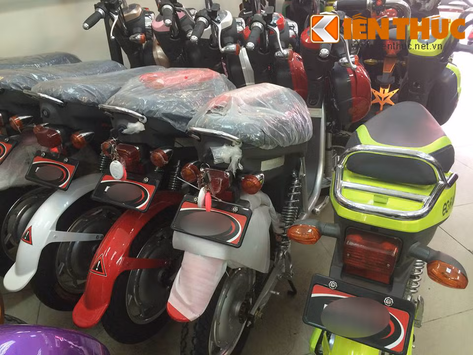 “Ngoài ra, hầu hết các dòng xe nhái, xe tự lắp ráp bằng linh kiện không đảm bảo có chi phí bằng 2/3 hoặc 1/2 giá hàng chính hãng, nhưng khi bán, các tiểu thương sẽ tăng giá sản phẩm khi nhấn mạnh thêm các chi tiết, tính năng mới để “dụ” khách mua. Do đó, dù tưởng tiết kiệm chi phí, nhưng sự thật, khách đang bỏ số tiền lớn để mua hàng không tốt” – anh Tuấn cho biết thêm. Ảnh minh họa.