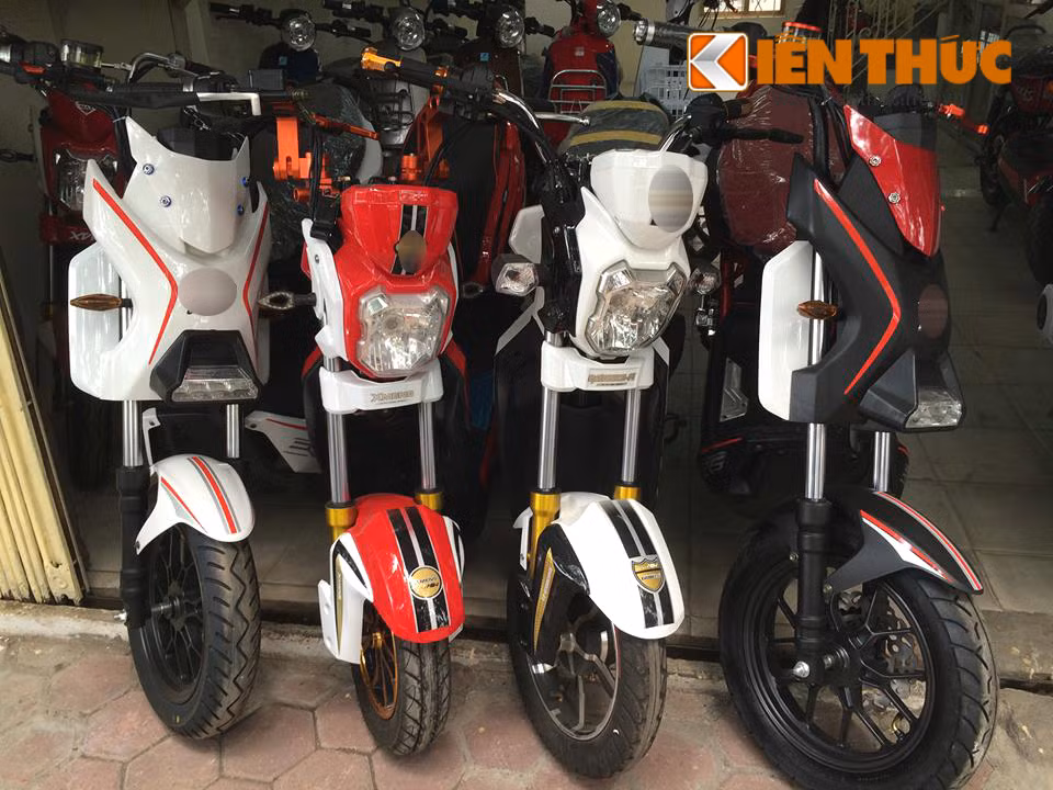 Tư vấn về việc có nên mua điện Trung Quốc “nhái” hàng xịn hay không, anh Hoàng Minh Long (Phụ trách kỹ thuật công ty chuyên sửa chữa, bảo dưỡng xe tại Hà Nội) chia sẻ: “Việc làm giả, “dựa hơi” các thương hiệu uy tín là cách nhanh nhất mà các nhãn hàng Trung Quốc tìm đến với người tiêu dùng, thay vì dựa vào chất lượng sản phẩm. Do đó, tôi cho rằng, nên mua hàng chính hãng, chi phí cao hơn nhưng hậu mãi tốt hơn”. Ảnh minh họa.