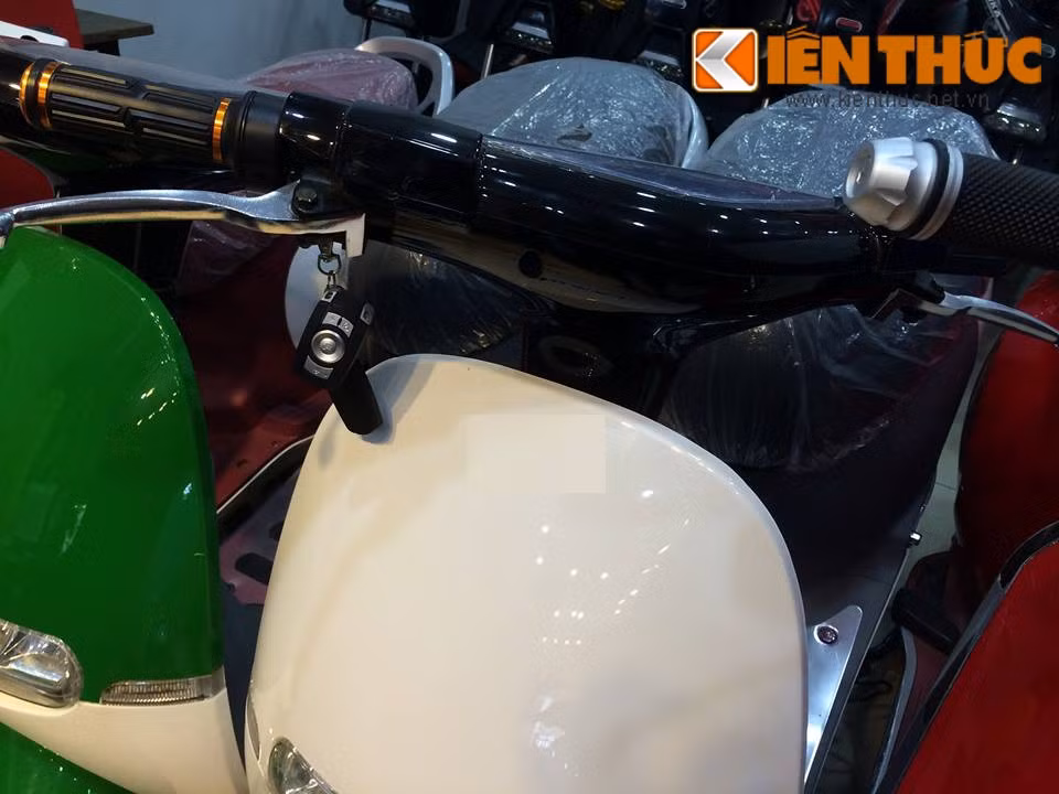 Trước một thị trường xe điện bát nháo, đủ loại xe với mức giá khác nhau, người tiêu dùng phân vân có nên chọn mua xe “nhái” của Trung Quốc để tiết kiệm chi phí hay chi khoản tiền lớn mua hàng chính hãng. Về điều này, anh Nguyễn Minh Tuấn (phụ trách kỹ thuật công ty lắp rắp xe máy – xe đạp điện tại Hà Nội) tư vấn: “Người tiêu dùng hiện nay chủ yếu quan tâm đến kiểu dáng, chi phí mua xe mà chưa thực sự quan tâm đến chất lượng, độ an toàn sản phẩm. Theo tôi, các mặt hàng nhái Trung Quốc, dù có là nhái các thương hiệu có uy tín, cũng sẽ không đảm bảo. Chúng chỉ na ná hình dáng, tính năng nhưng chất lượng thua kém". Ảnh minh họa.