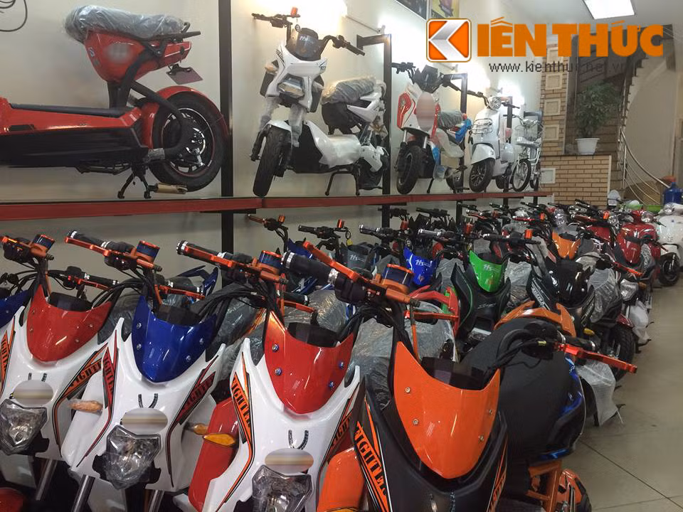 Hầu hết xe này được quảng cáo có vận tốc tối đa 40-50km/h, sau nhiều giờ sạc, xe có thể vận hành trong khoảng thời gian 4-5 tiếng hoặc đi được quãng đường tối đa 80km. Các tiểu thương quảng cáo đây là những chiếc xe máy điện, xe đạp điện được lắp ráp hoặc nhập khẩu nguyên chiếc nên có giá đắt đỏ. Ảnh minh họa.